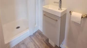 Douche, sĂšche-cheveux, serviettes fournies, savon