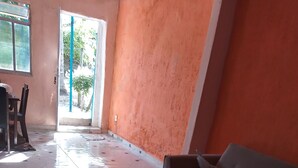 Una sala de estar con un sofá, una mesita de centro y una alfombra estampada.