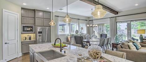 Réfrigérateur, micro-ondes, plaque de cuisson, lave-vaisselle