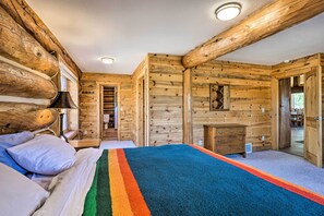 4 bedrooms, desk, WiFi, bed sheets