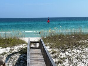 Sulla spiaggia, lettini da mare