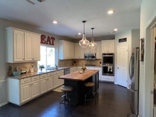 Réfrigérateur, four à micro-ondes, un four, surface de cuisson