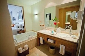 Shower, jetted bath, hair dryer, towels