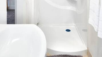 Suihku, hiustenkuivaaja, pyyhkeet, saippua