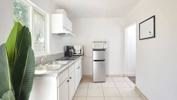 Jääkaappi, mikroaaltouuni, liesi, kahvin-/teenkeitin