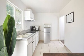 ثلاجة، ميكروويف، موقد طهي مسطح، ماكينة لصنع القهوة/الشاي