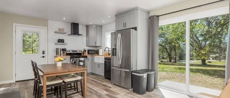 Frigorífic, microones, forn i placa de cuina