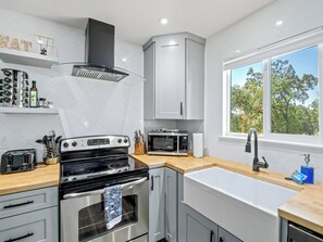 Een koelkast, een magnetron, een oven, een kookplaat