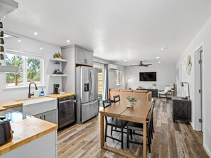 Fridge, microwave, oven, stovetop - Sugar Pine Cottage 1BD1BTH Yosemite & Bass Getaway (Oakhurst)