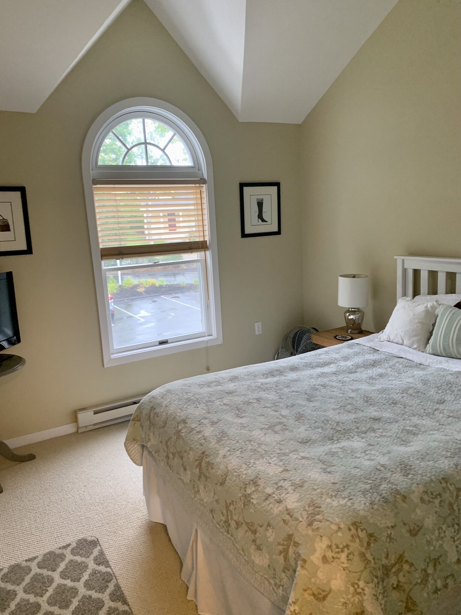 Guest bedroom with Queen size bed