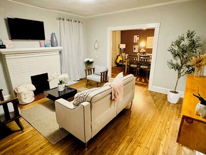 Stylish 3BR Home Sleeps 8 w/ Grill – Near CrossPlex & Downtown