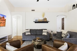 Smart TV, fireplace, books - Cozy Chandler home with private pool! (Chandler)