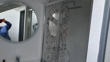 Douche, serviettes fournies