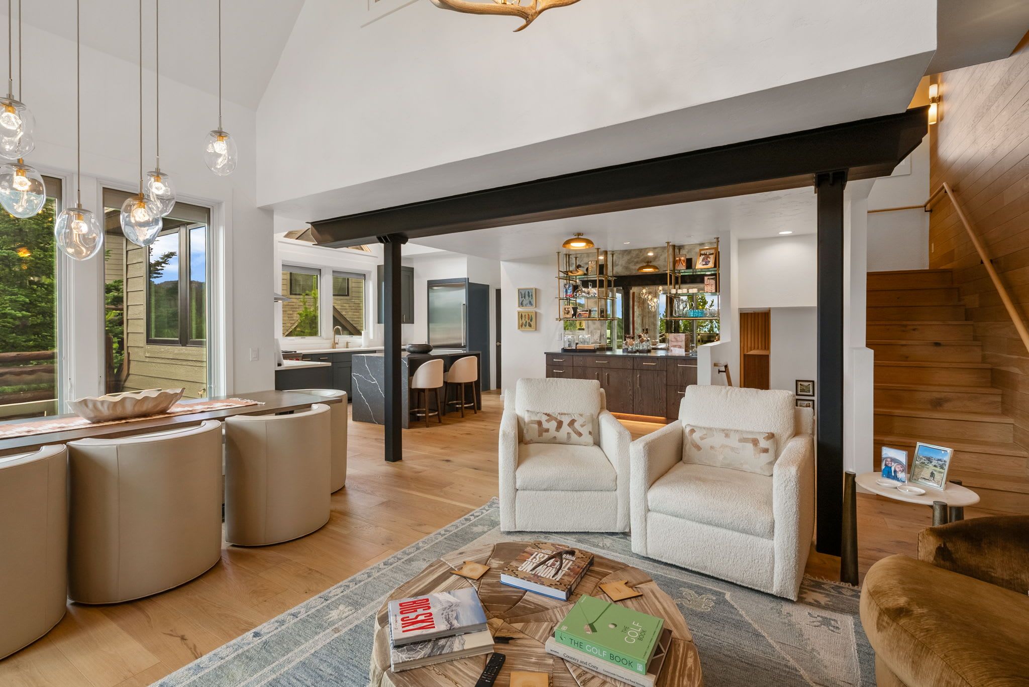 Una sala moderna con chimenea, zona de estar y vista a la cocina.