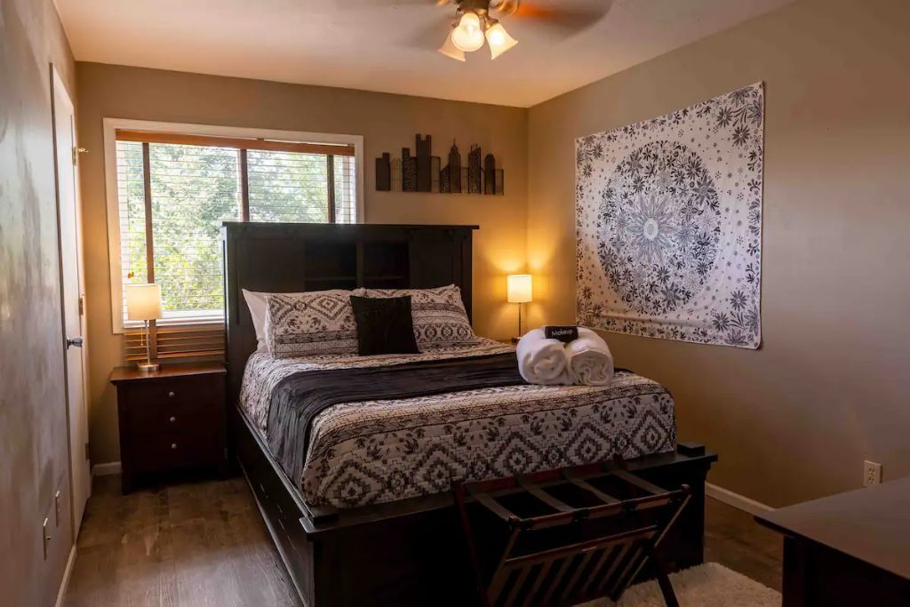 4 habitaciones, escritorio, tabla de planchar con plancha y wifi gratis 