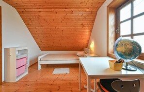 2 bedrooms, travel crib, free WiFi, bed sheets