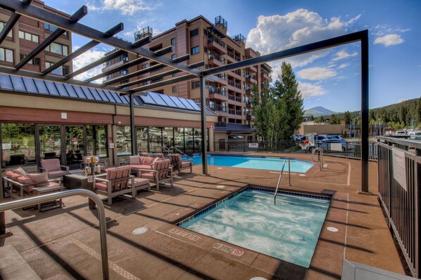 Piscine couverte, piscine extérieure