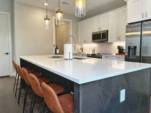 Frigorifero, microonde, forno, piano cottura