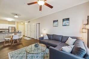 Smart-tv, een tafeltennistafel en een kantoor