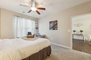 1 bedroom, desk, iron/ironing board - Getaway | Hidden Gem | Free-Parking (Woodbridge)