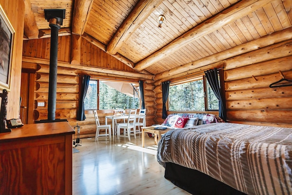 1 bedroom, travel cot, bed sheets