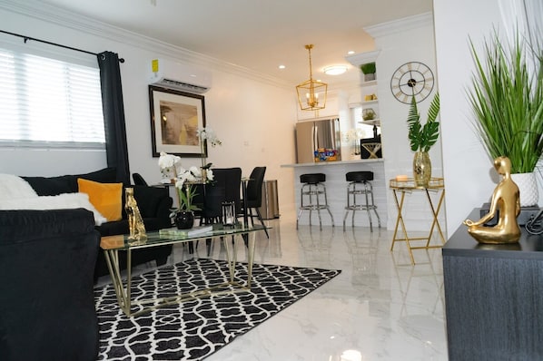 Smart TV y chimenea 