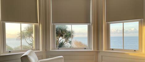 3 dormitorios, tabla de planchar con plancha, cuna de viaje