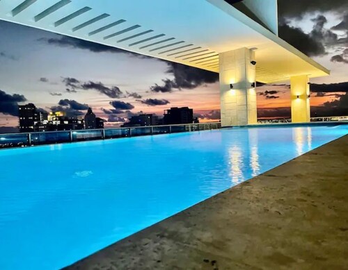 King size bed apt with roof top infinity pool