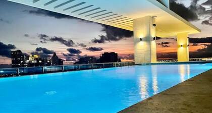 King size bed apt with roof top infinity pool