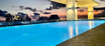 King size bed apt with roof top infinity pool