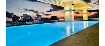 King size bed apt with roof top infinity pool