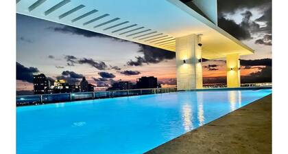 King size bed apt with roof top infinity pool
