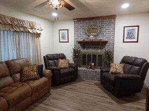 TV - Lovely Themed house - 5 Minutes from the Lake and Golf Course! (El Reno)