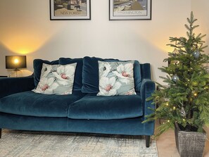 TV - 2 bedroom accommodation in Brockenhurst (Brockenhurst)