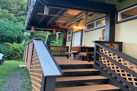 Terrace/patio. Stay in Hana #2