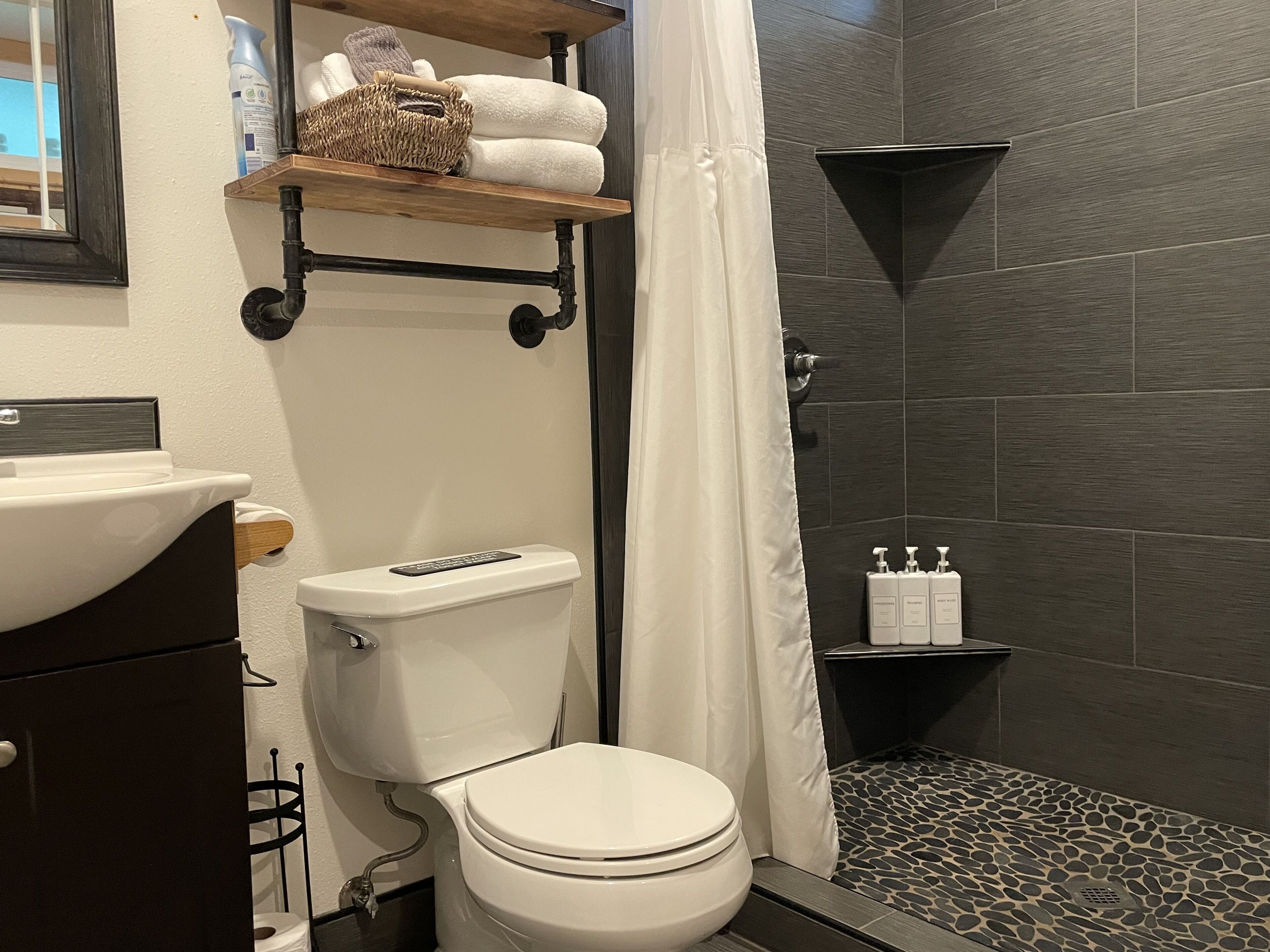 淋浴设施、吹风机、毛巾、肥皂