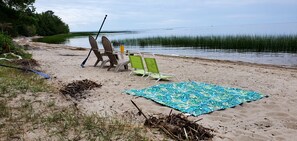 Plage, chaises longues, serviettes de plage