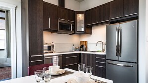 Condo | Bếp riêng | Dụng cụ pha cà phê/trà, tủ lạnh, lò vi sóng, bếp nấu 
