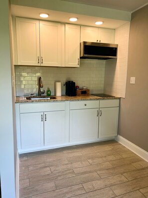 Kjøleskap, mikrobølgeovn, kokeplater og kaffetrakter/tekoker