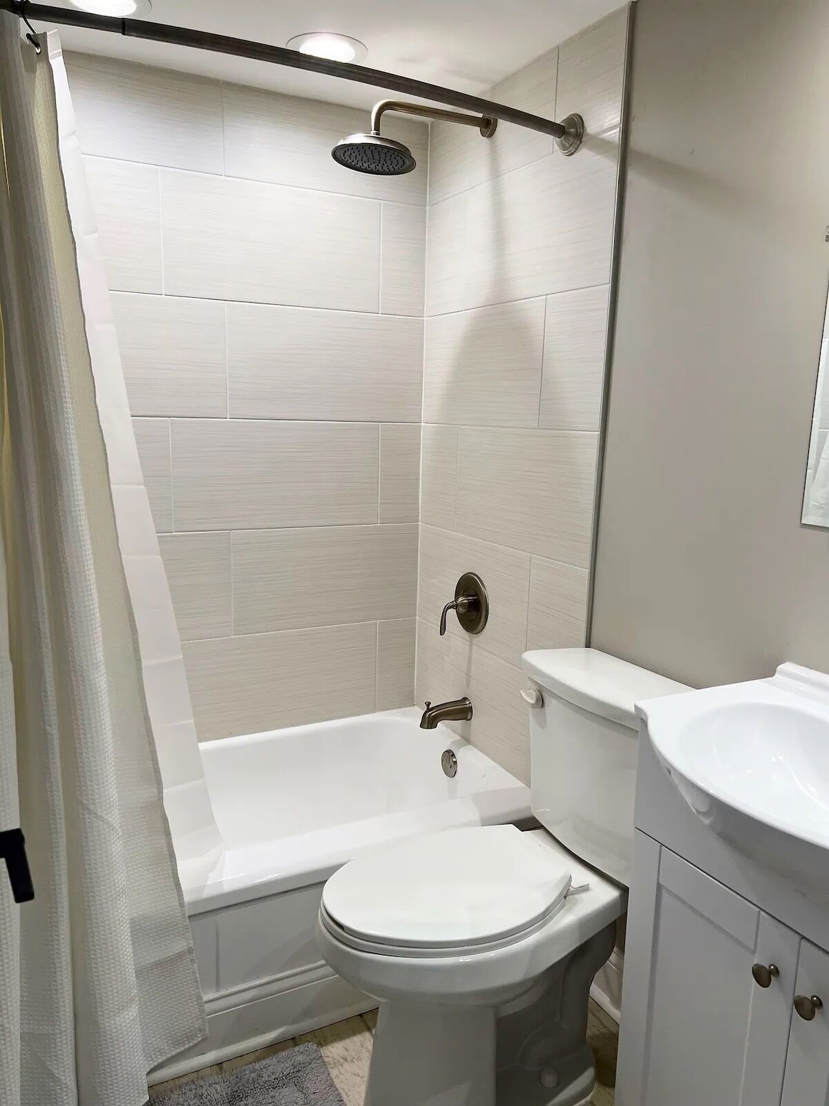 Ensemble douche/baignoire, sèche-cheveux, serviettes fournies, savon