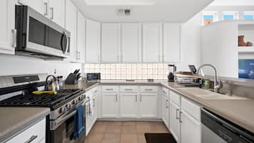 Refrigerador, microondas, horno y parrilla de estufa