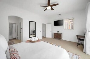 3 habitaciones, escritorio y tabla de planchar con plancha 