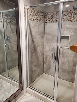 Combined shower/tub, jetted tub, towels, toilet paper - Hilltop view overlooking grants pass (Grants Pass)