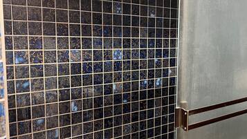 Ensemble douche/baignoire, baignoire Ă jets, serviettes fournies