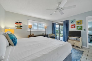 2 bedrooms, WiFi, bed sheets - Beach Service Included, Pet Friendly! Pickle Ball Courts , CLM 11A! (Destin)