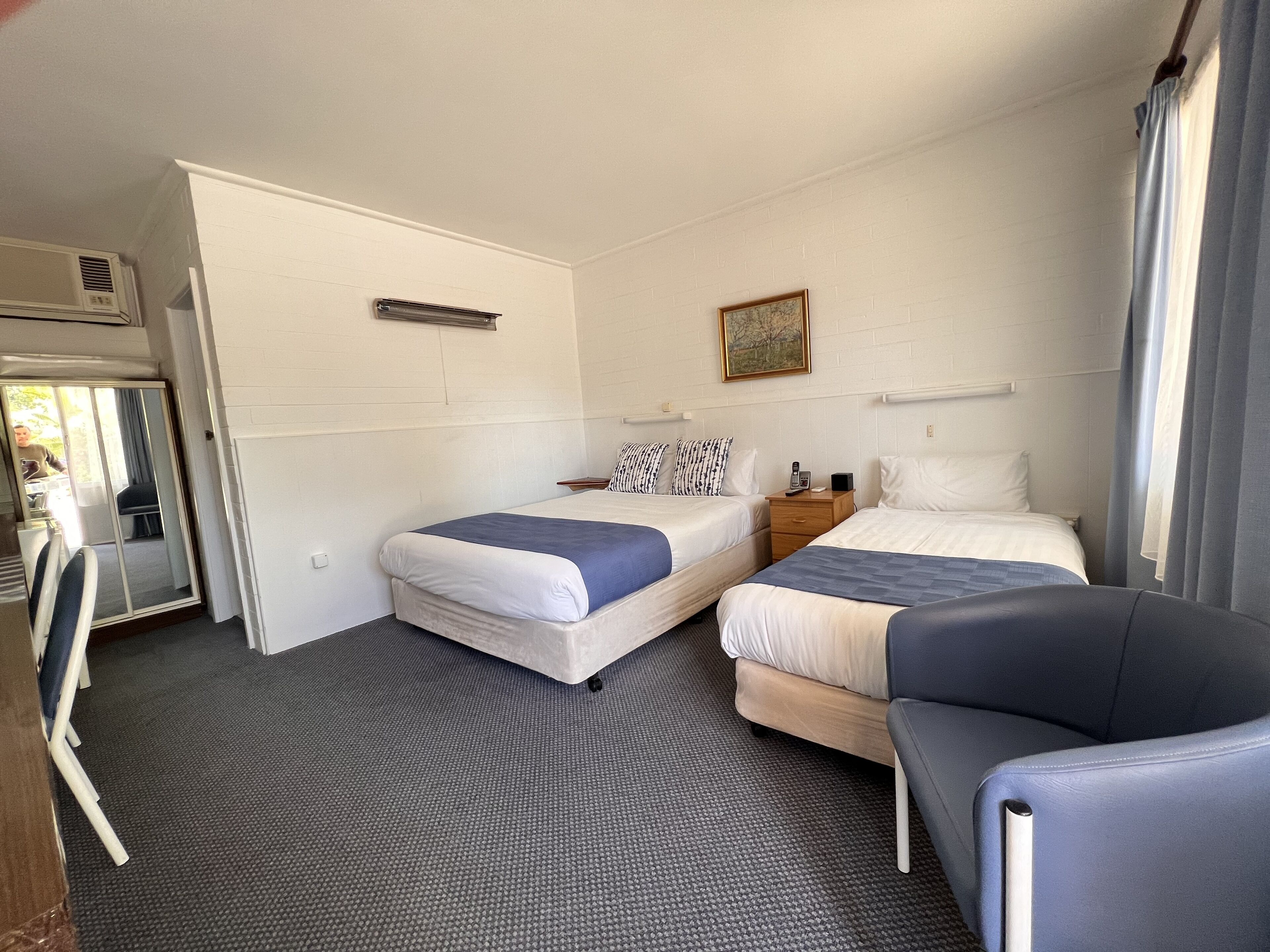 Deluxe Triple Room, Garden View | Living area