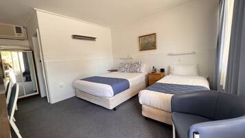 Deluxe Triple Room, Garden View | Living area