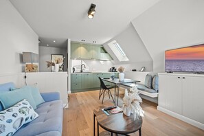 Un apartamento moderno estilo loft con comedor, cocina y zona de estar.