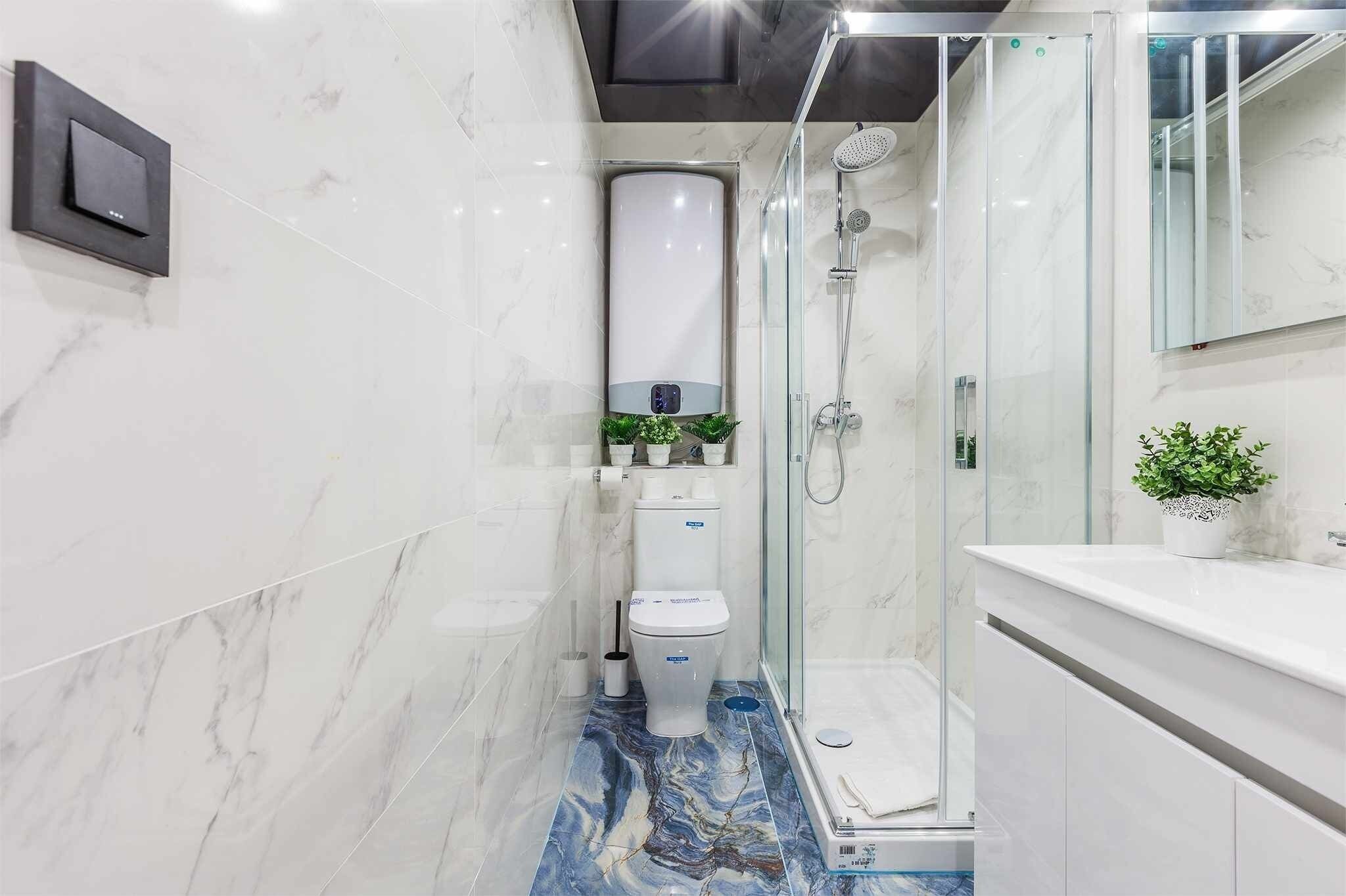 Een douche, een haardroger, handdoeken