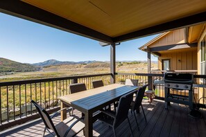 Outdoor dining - Luxury Townhome, Theater & Family Room, Hot Tub! 2 Masters (Kamas)